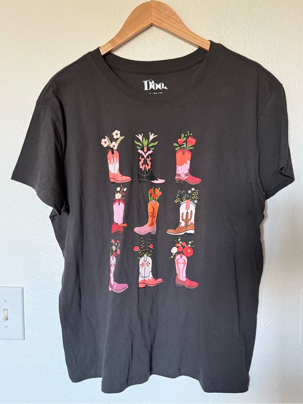 Doe. Cowboy Boot Floral Graphic T-Shirt Dark Grey Cowgirl Cotton Women’s Size XL